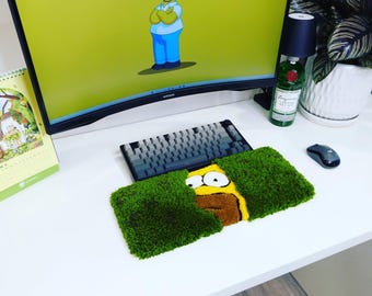 Apoio de pulso para teclado Homer Simpson nos arbustos com estofamento acolchoado | Decoração de mesa divertida com meme | Suporte de pulso personalizado para teclado mecânico | Presente gamer para ele
