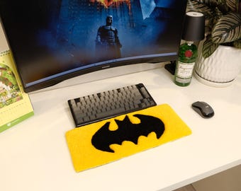 Apoio de pulso acolchoado para teclado Batman Cavaleiro das Trevas | Suporte para teclado mecânico com o sinal do Batman em amarelo e preto | Decoração fofa de mesa de super-herói | Presente para menino
