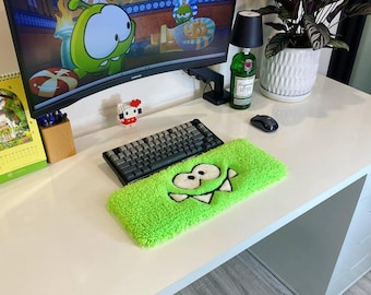 Apoio de pulso para teclado Om Nom com estofamento acolchoado | Decoração de mesa com o monstro dos doces Cut the Rope | Suporte fofo para teclado mecânico | Presente gamer verde neon