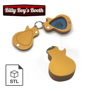 Puede incluir: Llavero con soporte para púas de guitarra de color amarillo mostaza con una púa azul en el interior. El llavero tiene forma de guitarra y el texto "Billy Boy's Booth" en una pancarta roja y negra. También hay un icono de archivo STL.