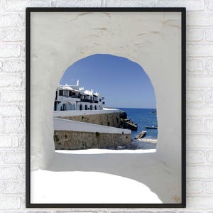Arte murale mediterranea, vista sull'oceano, arte murale costiera di Minorca e Maiorca, stampa fotografica di Minorca, arco in pietra, poster di viaggio, arte oceanica