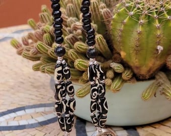 Croix Du Sud Berbère En Argent Avec Corail Et émaux - Bijou Vintage D'occasion, Pièce Unique