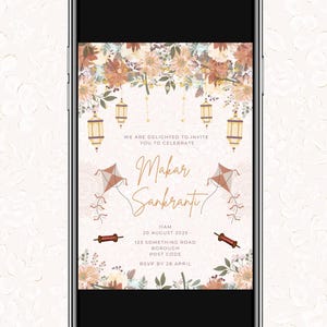 Puede incluir: Un smartphone muestra una invitación de Makar Sankranti con motivos florales y cometas. El texto dice "WE ARE DELIGHTED TO INVITE YOU TO CELEBRATE Makar Sankranti". La invitación incluye la fecha, la hora y la dirección.