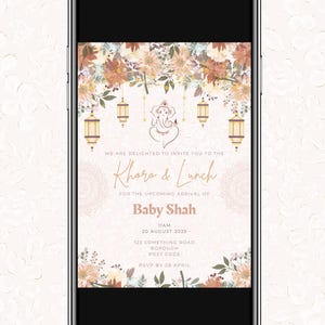Puede incluir: Una invitación digital con un diseño floral y una imagen del dios hindú Ganesha. La invitación es para un Khoro & Lunch para celebrar la llegada de Baby Shah el 20 de agosto de 2025 a las 11 AM. La dirección y la información de RSVP están incluidas.
