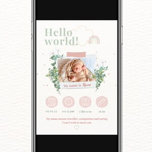 Op de afbeelding: Een roze en groen telefoonscherm met de tekst "Hello world!" en een foto van een baby. De baby draagt een witte muts en ligt op een wit dekentje. De tekst "My name is Name" staat onder de foto. Het telefoonscherm bevat ook pictogrammen voor een kalender, een klok, een weegschaal en een liniaal. De tekst "07.05.23", "02:35 pm", "7 lbs 9 oz" en "16 in" staat onder de pictogrammen. De tekst "My name means traveller, companion and spring. I can't wait to meet you" staat onder de pictogrammen.