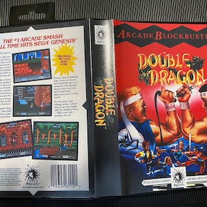 Puede incluir: Un cartucho de juego Sega Genesis para Double Dragon, un clásico juego de arcade de lucha. El cartucho es negro con una etiqueta roja y blanca que presenta el título del juego y un gráfico de dos personajes luchando. La parte posterior del cartucho presenta una descripción del juego y capturas de pantalla.