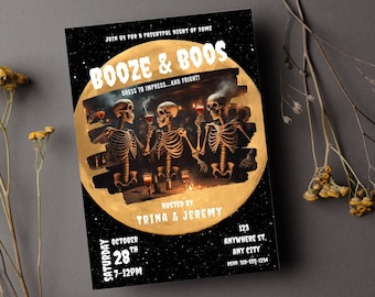 Puede incluir: Una invitación a una fiesta de Halloween negra y dorada con un fondo de luna llena y tres esqueletos bebiendo de vasos. El texto dice "Booze & Boos" y "Dress to Impress...and Fright!" La invitación es para una fiesta organizada por Trina & Jeremy el sábado 28 de octubre de 19:00 a 00:00. La dirección es 123 Anywhere St., Any City. RSVP: 333-555-1234.