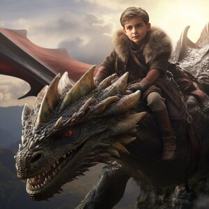 Puede incluir: Un joven monta un drag&oacute;n detallado con un fondo monta&ntilde;oso. El drag&oacute;n es principalmente verde y marr&oacute;n con detalles rojos en las alas. El jinete viste un atuendo marr&oacute;n con cuello de piel.