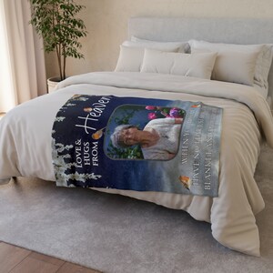 以下が含まれることがあります： 女性の写真、テキスト「Love & Hugs From Heaven」と「When you miss me have no fear just hold this blanket and know I'm near」がプリントされたパーソナライズされたブランケット。 ブランケットはベッドの上にあります。