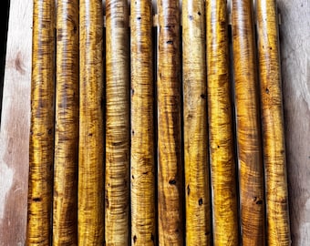 Varilla de acacia rizada dorada para tacos y llamadas, con figuras únicas.