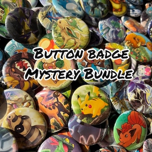 Handmade 4 Button Badge Bundle – Mystery Set ispirato al mondo fantasy | Regalo per Fan & Collezionisti -  Spille Poke Monster Fatte a Mano