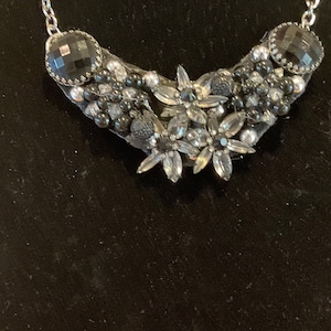 Elegante collar llamativo de cristal