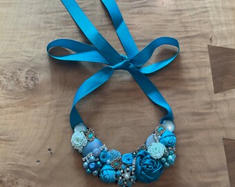 Collar llamativo con cuentas gruesas