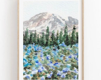 Könnte beinhalten: Aquarellmalerei einer Bergkette mit einem Feld voller blauer Blumen im Vordergrund. Der Berg ist schneebedeckt und die Bäume sind grün.