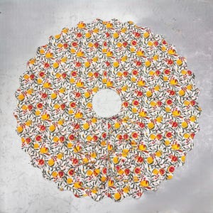 Katoenen kerstboomrok met handblokprint: bloemen pompondecor