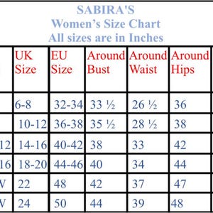 Pu&ograve; includere: Una tabella delle taglie di abbigliamento femminile, con misure in pollici. La tabella include taglie dalla XS alla 2XL, con le corrispondenti taglie USA, Regno Unito e UE, insieme alle misure di busto, vita, fianchi e spalle.