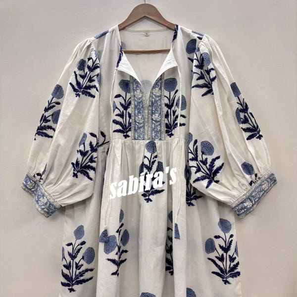 Blauwe katoenen midi-jurk met bloemenhandblokprint: boho-kyrastijl