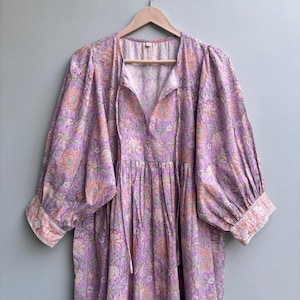 Blommig handtryckt bomullsklänning: Djup halsringning vår/sommar