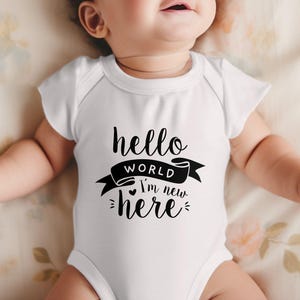 Hallo wereld, ik ben nieuw hier digitale print, inspirerend citaat kunst aan de muur, decor kinderkamer, motiverend gezegde, nieuwe baby afdrukbaar