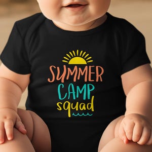 Summer Camp Squad Digital Design, stampa artistica estiva Sole e onde, stampabile divertente per il campo estivo, decorazioni per il campo per bambini, opera d'arte Summer Vibes