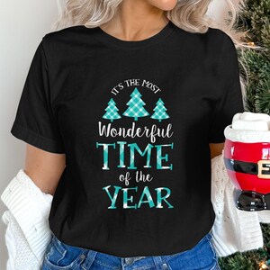 Digitaal kerstontwerp, feestelijk decor, geweldige tijd van het jaar, geruite kerstbomen, afdrukbare vakantiekunst