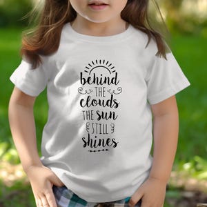 Achter de wolken schijnt de zon nog steeds citaat kunst aan de muur, inspirerende digitale print, motiverende citaat poster, opbeurende gezegde kunst