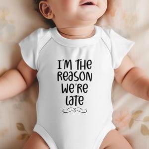 Faire-part de grossesse drôle, impression numérique, je suis la raison pour laquelle nous sommes en retard, décoration de baby shower, jolie grossesse révèlent d'art mural