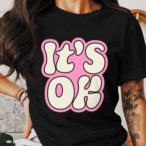 Camiseta retrô It's OK, camiseta gráfica com mensagem positiva, camiseta com design inspirado no vintage, camiseta Groovy Vibes, camiseta com citação inspiradora