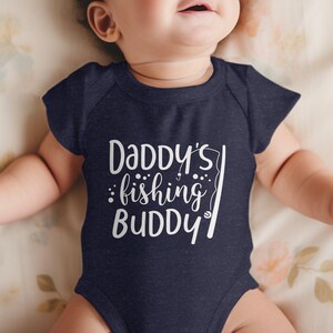 Arte imprimible de Daddy's Fishing Buddy, linda cita de pesca para descargar digitalmente, regalo perfecto para amantes de la pesca, decoración de pared para guardería