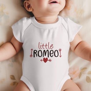 Piccolo design digitale Romeo, stampabile per San Valentino, arte carina per San Valentino, design a forma di cuore con freccia, decorazioni per San Valentino, arte digitale a tema amore