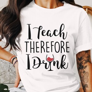 Eu ensino, portanto, bebo Design digital, Professor SVG para impressão, Citação escolar engraçada, Apreciação do professor, Decoração da sala de aula