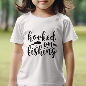 Archivo de corte SVG de Hooked on Fishing, imágenes prediseñadas de pesca, descarga digital de citas de pesca, gráficos de pescadores, archivos de pesca para Cricut