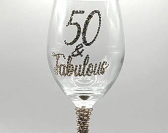Copa de vino personalizada con diamantes de imitación, nombre, inicial y edad personalizados (50 años o más).