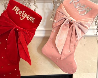 Calcetín navideño personalizado adornado con brillantes diamantes de imitación.
