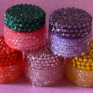 Blingat och prydt med strass från Laneige Mini läppbalsam.