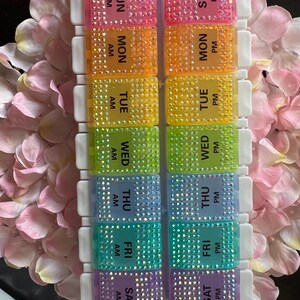Organizador semanal de pastillas con brillo: pastillero AM/PM adornado con diamantes de imitación imagen 5