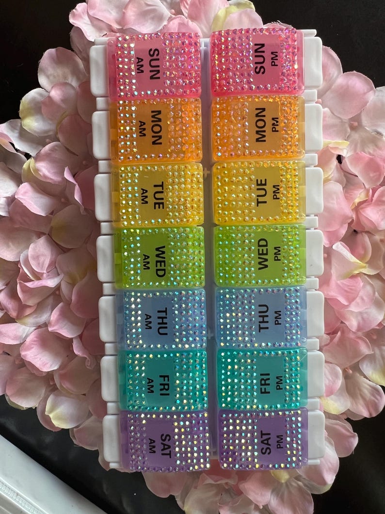 Organizador semanal de pastillas con brillo: pastillero AM/PM adornado con diamantes de imitación imagen 5
