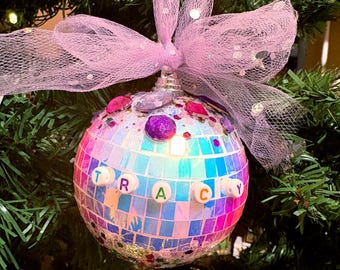 Adorno navideño personalizado Glam Gems con forma de bola de discoteca, purpurina iridiscente, regalo personalizado.