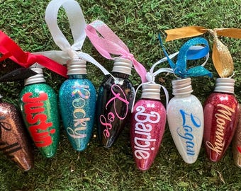 Adornos navideños personalizados con forma de bombilla brillante, adornos con nombre personalizado, etiquetas de regalo, adornos para niños, adornos para nietos, adornos para compañeros de trabajo.