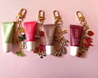 Llaveros personalizados "Elige tus charms" para bolsos con mini bálsamos labiales Summer Fridays.