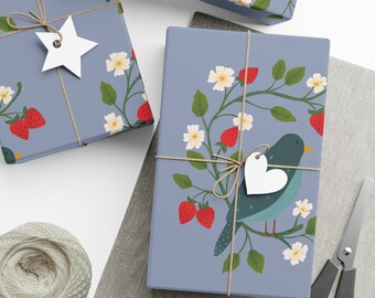 Può includere: Tre scatole regalo blu con un uccello bianco, fragole rosse e fiori bianchi su sfondo blu. Le scatole sono legate con lo spago e hanno etichette a forma di cuore e stella bianche.