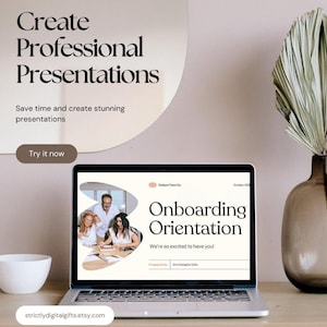 Puede incluir: Un ordenador portátil que muestra una diapositiva de presentación con el título "Onboarding Orientation" y el texto "We're so excited to have you!" La diapositiva tiene una foto de tres personas en una reunión. El portátil está sobre una mesa de madera con un jarrón de hojas de palmera secas.