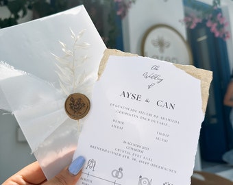 Personalisierte Hochzeitseinladung auf Strukturpapier mit Goldfolie | Deckled Edge Papier | Seidenschleife | Ruscus | Wachssiegel