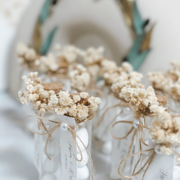 Sugared almonds in a glass as a personalized guest gift | Wedding favor