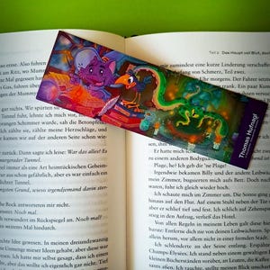 Könnte beinhalten: Ein farbenfrohes Lesezeichen mit einem lila Wesen, einem grünen Drachen und einem schwarzen Vogel. Das Lesezeichen hat einen lila Hintergrund mit einem bunten Design. Der Text auf dem Lesezeichen lautet "Thomas Hufnagl".