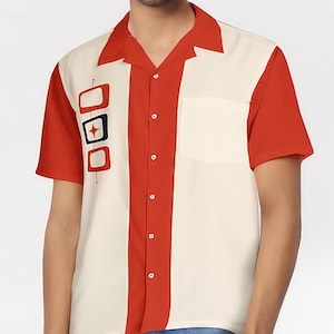 Peut inclure: Chemise à manches courtes crème, avec des accents rouges sur les manches, le col et le centre. La chemise présente une poche et un motif décoratif de rectangles et d'une étoile. Chemise boutonnée de style rétro.