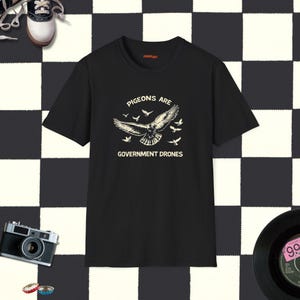 Funny Pigeons Are Government Drones Unisex softstyle T-shirt, humoristisch T-shirt, shirt complottheorie, uniek cadeau, top met nieuwigheid