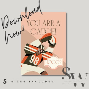 Könnte beinhalten: Ein druckbarer digitaler Download eines Footballspielers, der einen Ball fängt, mit dem Text "You are a catch!" und "HOCO?" in einem braunen, orangen und weißen Farbschema auf einem pfirsichfarbenen Hintergrund.