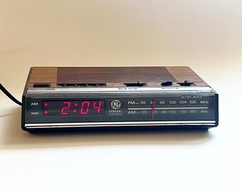 Vintage 70's GE Digital Woodgrain AM/FM Radio/Alarm Clock