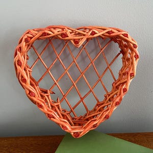 Vintage Pink Country/Farmhouse Wicker Heart-Shaped Basket/Wall Decor, Valentine’s Day Gifts